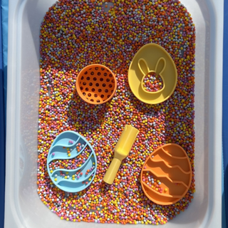 Lieldienu sensoro rotaļu komplekts- sensorie graudi, 3 Lieldienu olu formiņas, sietiņš un beramā karote