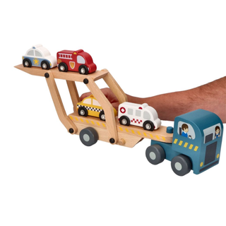 Koka rotaļu kravas auto pārvadātājs ar automašīnām