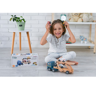 Koka rotaļu kravas auto pārvadātājs ar automašīnām