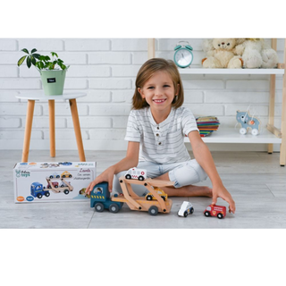 Koka rotaļu kravas auto pārvadātājs ar automašīnām