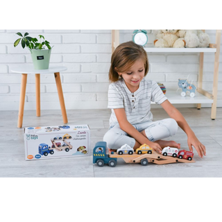 Koka rotaļu kravas auto pārvadātājs ar automašīnām