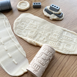 Celtniecības transportlīdzekļi- tekstūras rullītis plastalīnam ar stampiņu, sensorajām rotaļām