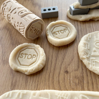 Celtniecības transportlīdzekļi- tekstūras rullītis plastalīnam ar stampiņu, sensorajām rotaļām