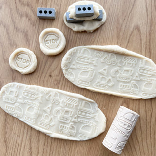 Celtniecības transportlīdzekļi- tekstūras rullītis plastalīnam ar stampiņu, sensorajām rotaļām