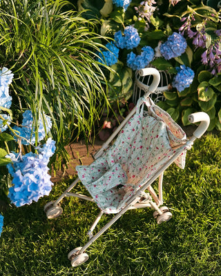 Salokāmi leļļu rati ar ziedu apdruku