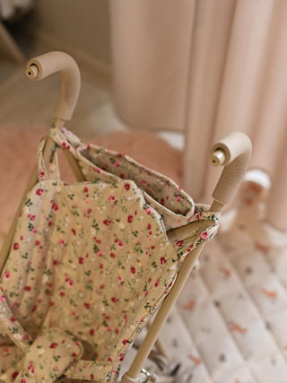 Salokāmi leļļu rati ar ziedu apdruku