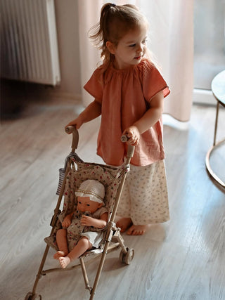 Salokāmi leļļu rati ar ziedu apdruku