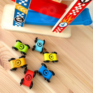 Lielā sacīkšu trase ar 6 mazajiem koka auto