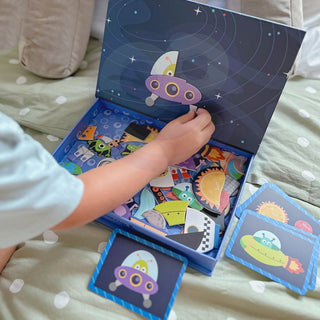 Kosmoss- magnētiskā spēle, tāfele ar kartiņām visums un planētas