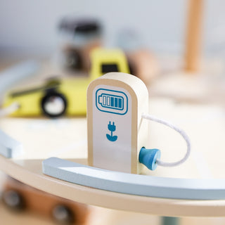 Lielais rotaļu koka parkings ar auto- eko enerģija