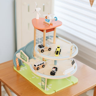 Lielais rotaļu koka parkings ar auto- eko enerģija