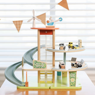 Lielais rotaļu koka parkings ar auto- eko enerģija