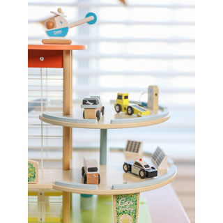 Lielais rotaļu koka parkings ar auto- eko enerģija