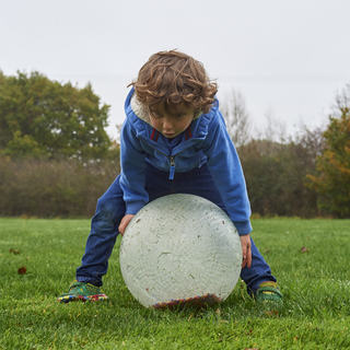 Īpaši lielā caurspīdīgā sensorā bumba ar confetti