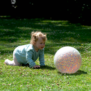 Īpaši lielā caurspīdīgā sensorā bumba ar confetti