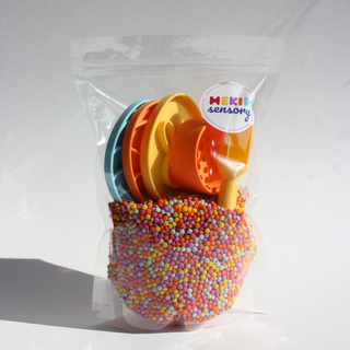 Lieldienu sensoro rotaļu komplekts- sensorie graudi, 3 Lieldienu olu formiņas, sietiņš un beramā karote