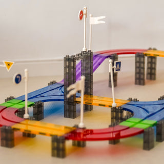 Lielā magnētiskā trasīte ar elektrisko led automašīnu, magnētisko bloku konstruktors 137 gab