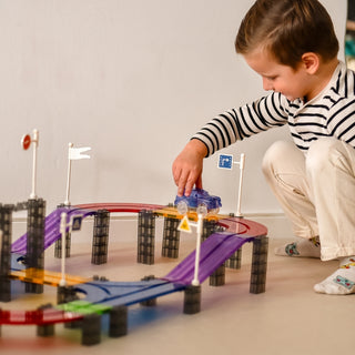 Lielā magnētiskā trasīte ar elektrisko led automašīnu, magnētisko bloku konstruktors 137 gab