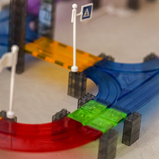 Lielā magnētiskā trasīte ar elektrisko led automašīnu, magnētisko bloku konstruktors 137 gab