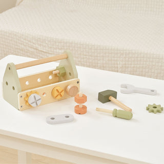 Koka instrumentu kaste bērniem ar darbarīkiem