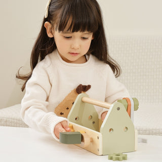 Koka instrumentu kaste bērniem ar darbarīkiem