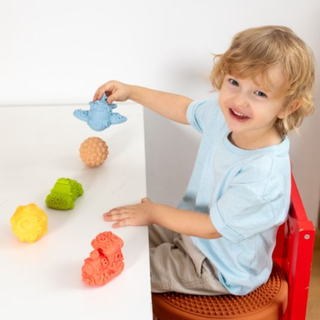 2 in 1 sensoro rotaļlietu komplekts- sensorās masāžas bumbiņas un transportlīdzekļi, 5 gab, bez caurumiņiem