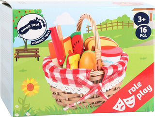 Picnic basket with cuttable fruit