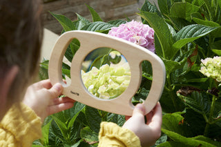 Easy hold magnifying glass
