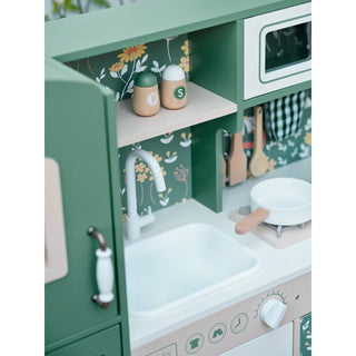 Liela zaļa Vintage koka virtuve ar ledusskapi